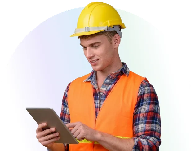Fachkraft im Bauhelm lernt am Tablet