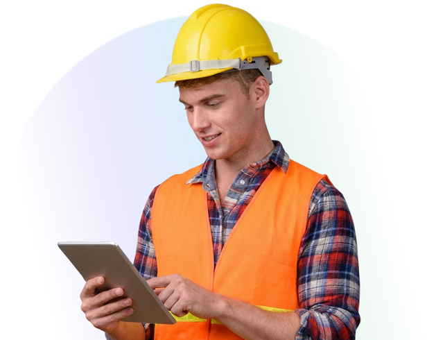 Fachkraft im Bauhelm lernt am Tablet