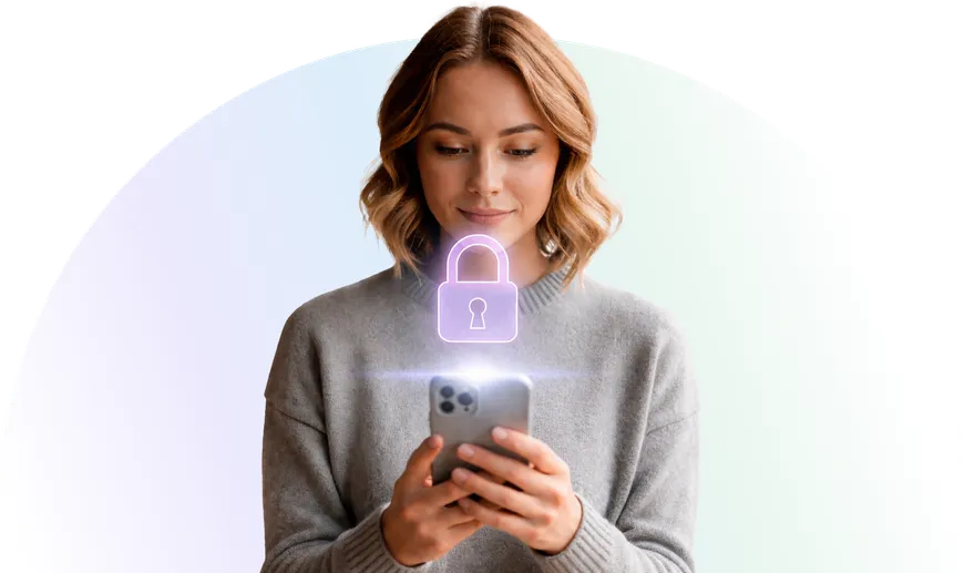 Lernende am Smartphone mit Datenschutz-Schloss-Symbol