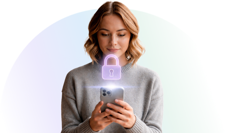 Lernende am Smartphone mit Datenschutz-Schloss-Symbol