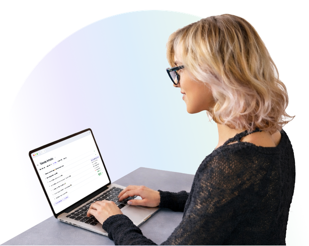 Mitarbeiterin am Laptop mit Eclarity