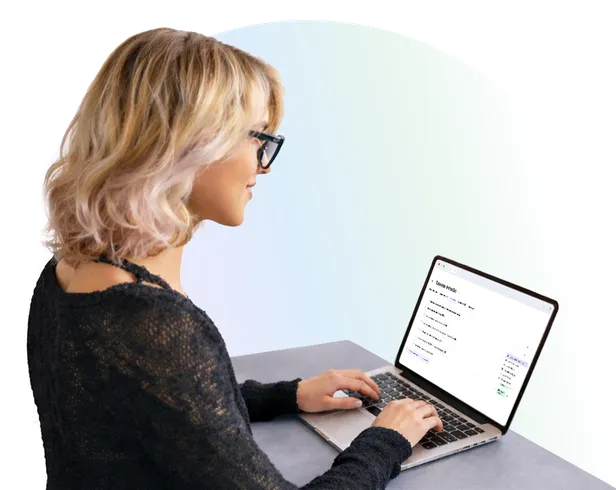 Mitarbeiterin am Laptop mit Eclarity